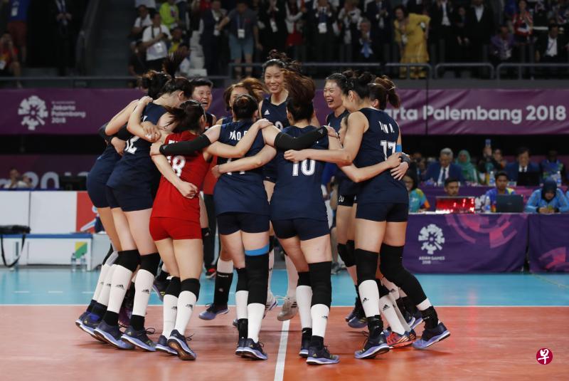 中国女排球员热烈庆祝重夺亚运会冠军。(新华社) 中国女排球员热烈庆祝重夺亚运会冠军。(新华社)