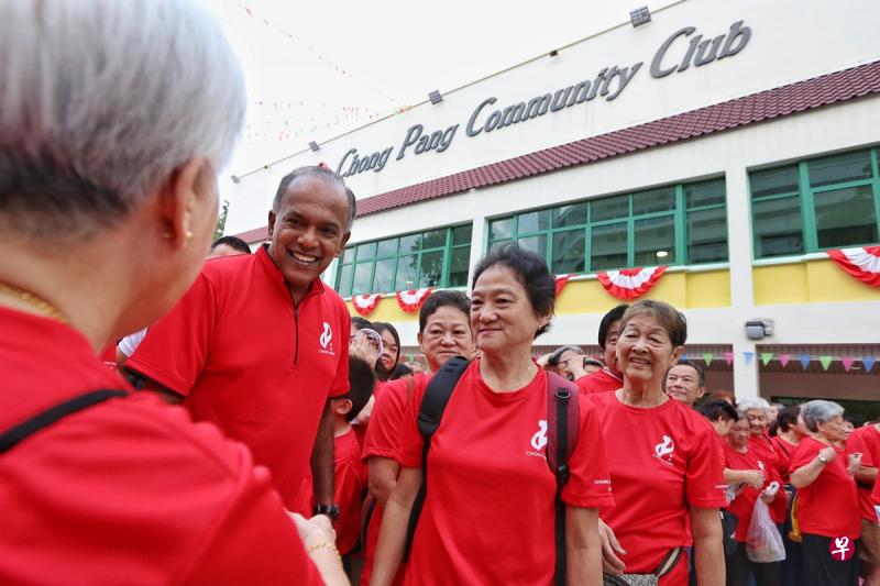 尚穆根昨天出席了忠邦社区活动,与居民互动。(徐颖荃摄) 尚穆根昨天出席了忠邦社区活动,与居民互动。(徐颖荃摄)