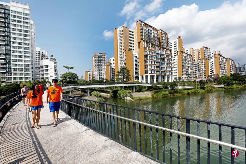沿着榜鹅水道而建的Waterway View,以早期榜鹅渔村的奎笼为设计灵感,组屋外墙也特意漆上了乍看像天然木材的色调,散发着恬静质朴的气息。(陈斌勤摄) 沿着榜鹅水道而建的Waterway View,以早期榜鹅渔村的奎笼为设计灵感,组屋外墙也特意漆上了乍看像天然木材的色调,散发着恬静质朴的气息。(陈斌勤摄)