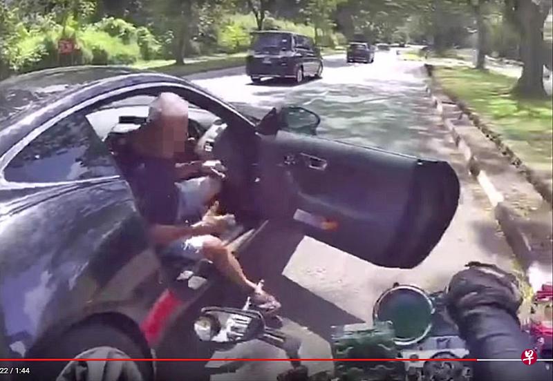 龙基严指阿伯从近距离超车时擦撞他的电单车。(取自网络) 龙基严指阿伯从近距离超车时擦撞他的电单车。(取自网络)