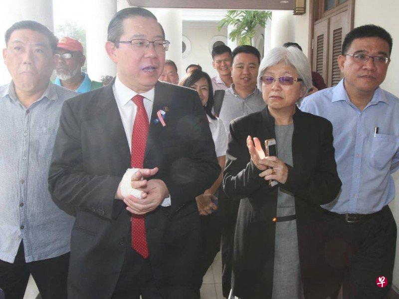 林冠英今早约8时50分,在多名行动党国州议员陪同下抵达槟高庭。(星洲日报) 林冠英今早约8时50分,在多名行动党国州议员陪同下抵达槟高庭。(星洲日报)