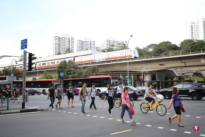 根据新车资方程式计算出的车资调整顶限,再扣除去年还未使用的3.2%车资减幅,今年的公交车资最多可允许调高4.3%。(梁麒麟摄) 根据新车资方程式计算出的车资调整顶限,再扣除去年还未使用的3.2%车资减幅,今年的公交车资最多可允许调高4.3%。(梁麒麟摄)