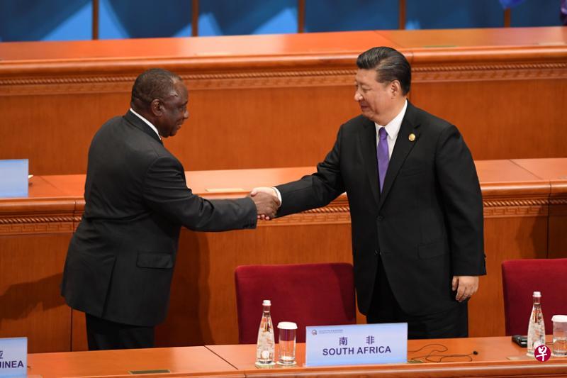 南非总统拉马福萨(左)昨天致辞后与中国国家主席习近平握手致意。(路透社) 南非总统拉马福萨(左)昨天致辞后与中国国家主席习近平握手致意。(路透社)