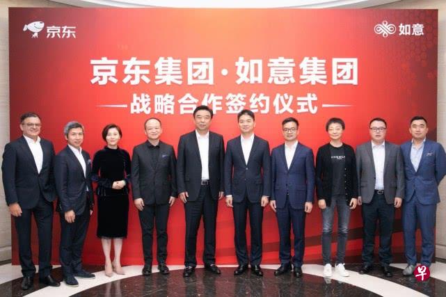 左起:TRINITY集团总裁兼执行董事Paul David HAOUZI、如意控股集团首席战略官何卓贤、如意控股集团总裁苏晓、优意国际董事总经理杨大筠、如意控股集团董事局主席邱亚夫、京东集团董事局主席兼首席执行官刘强东、京东集团高级副总裁 京东时尚生活事业群总裁胡胜利、京东金融副总裁王珏、京东集团副总裁 京东物流华北区总经理胡伟、京东商城时尚事业部战略规划副总裁蒋科。(腾讯科技) 左起:TRINITY集团总裁兼执行董事Paul David HAOUZI、如意控股集团首席战略官何卓贤、如意控股集团总裁苏晓、优意国际董事总经理杨大筠、如意控股集团董事局主席邱亚夫、京东集团董事局主席兼首席执行官刘强东、京东集团高级副总裁 京东时尚生活事业群总裁胡胜利、京东金融副总裁王珏、京东集团副总裁 京东物流华北区总经理胡伟、京东商城时尚事业部战略规划副总裁蒋科。(腾讯科技)