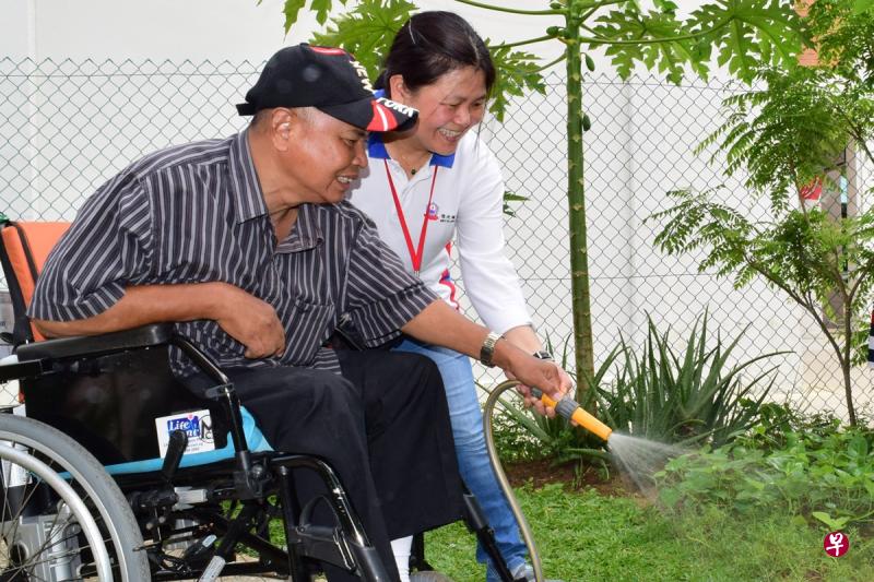 邹怡红(右)在 慈光福利协会担任 护理治疗师助理, 协助年长者及中风病患接受护理治疗,同时与他们参与协会活动。(慈光福利协会提供) 邹怡红(右)在 慈光福利协会担任 护理治疗师助理, 协助年长者及中风病患接受护理治疗,同时与他们参与协会活动。(慈光福利协会提供)