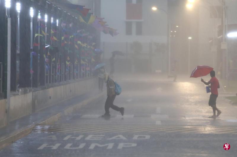 如果被雨水淋湿了身体,医师建议要想尽快抹干头部。(档案照) 如果被雨水淋湿了身体,医师建议要想尽快抹干头部。(档案照)