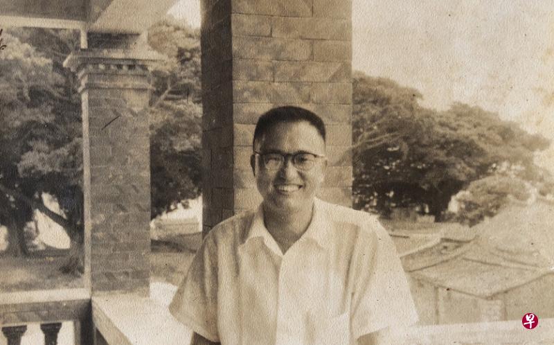 1950年代丁马成在后厝故居二楼外廊留影。(丁氏亲属提供) 1950年代丁马成在后厝故居二楼外廊留影。(丁氏亲属提供)