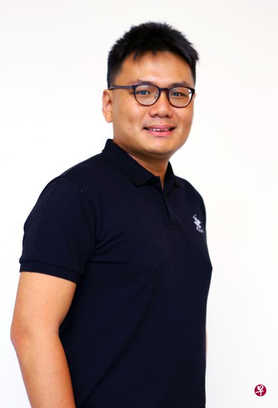 虽然自己工作时并非所有职务都能立刻上手,但慢慢学习及进步后,才发现改变正是我本身喜欢这个工作的原因,因为改变为我增添了工作上的火花与精彩。——邱振毅(萧紫薇摄) 虽然自己工作时并非所有职务都能立刻上手,但慢慢学习及进步后,才发现改变正是我本身喜欢这个工作的原因,因为改变为我增添了工作上的火花与精彩。——邱振毅(萧紫薇摄)