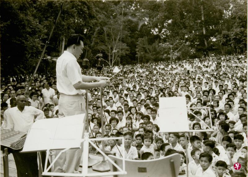1959年8月2日,时任总理李光耀在植物园靠近天鹅湖的草坪上,为我国首个多元文化音乐会系列“Aneka Ragam Ra’ayat”主持开幕式。(档案照片) 1959年8月2日,时任总理李光耀在植物园靠近天鹅湖的草坪上,为我国首个多元文化音乐会系列“Aneka Ragam Ra’ayat”主持开幕式。(档案照片)