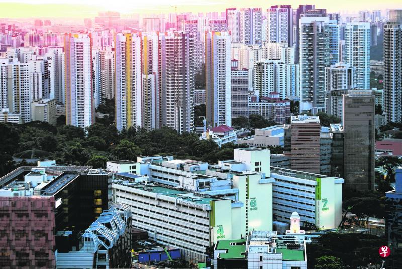 中央医院现有主楼群建于1970年代，同周围的摩天住宅楼群相比，显露出岁月痕迹。不过，未来10年，人们会看到更多更高的现代医学大楼。（萧紫薇摄）
