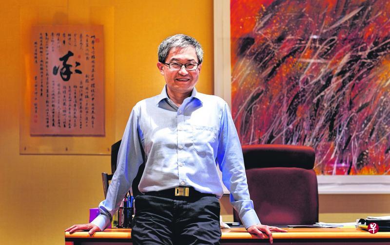 林杉教授认为,大学有能力预见哪些新兴领域与技术下来会具有更大的影响力,因此有责任透过课程规划和教育改革,引导学生,掌握所需技能。南大目前在推动教学模式的改变,注入高科技元素,鼓励学生使用网络平台,并加强课堂互动。(萧紫薇摄) 林杉教授认为,大学有能力预见哪些新兴领域与技术下来会具有更大的影响力,因此有责任透过课程规划和教育改革,引导学生,掌握所需技能。南大目前在推动教学模式的改变,注入高科技元素,鼓励学生使用网络平台,并加强课堂互动。(萧紫薇摄)