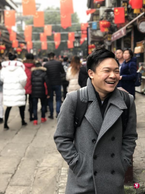 来之前一直听说重庆人热情豪爽,我到现在还不确定这是不是重庆人独有的素质,但习惯空巢生活的我确实常被陌生受访者的热情感动。在很多受访者面前,我无需客气圆滑打官腔,这一点,不善于应付严肃场面的我,尤其珍惜。——林展霆(现任重庆特派员) 来之前一直听说重庆人热情豪爽,我到现在还不确定这是不是重庆人独有的素质,但习惯空巢生活的我确实常被陌生受访者的热情感动。在很多受访者面前,我无需客气圆滑打官腔,这一点,不善于应付严肃场面的我,尤其珍惜。——林展霆(现任重庆特派员)