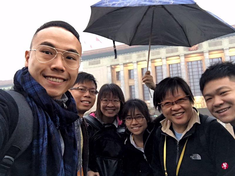 2017年10月,早报中国新闻组前往北京采访中共十九大的团队,于北京人民大会堂外雨中合影,左起是林子恒、蔡永伟、杨丹旭、游润恬、韩咏红及林展霆。(林子恒摄) 2017年10月,早报中国新闻组前往北京采访中共十九大的团队,于北京人民大会堂外雨中合影,左起是林子恒、蔡永伟、杨丹旭、游润恬、韩咏红及林展霆。(林子恒摄)