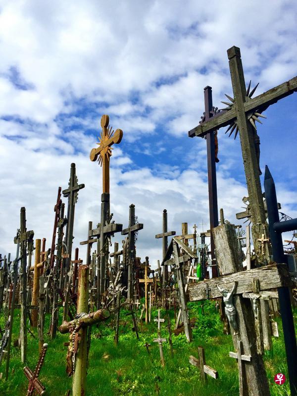 在立陶宛北部城市希奥利艾以北的十字架山,举向蓝天的十字架代表人们对和平与爱的渴望与诉求。 在立陶宛北部城市希奥利艾以北的十字架山,举向蓝天的十字架代表人们对和平与爱的渴望与诉求。