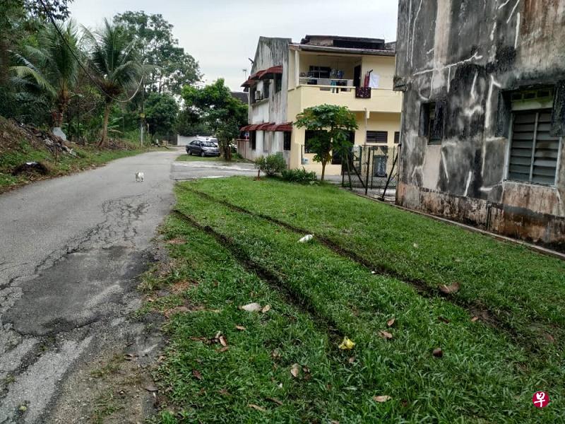 死者的尸体在新山大马花园一带被发现,现场也有轮胎痕迹。(中国报) 死者的尸体在新山大马花园一带被发现,现场也有轮胎痕迹。(中国报)
