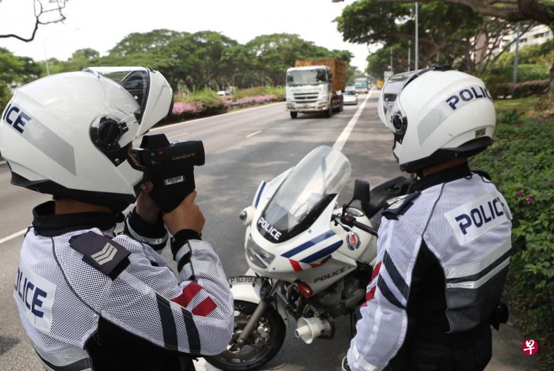 交警昨天在高速公路使用激光测速仪,检查重型车辆车速。(陈来福摄) 交警昨天在高速公路使用激光测速仪,检查重型车辆车速。(陈来福摄)