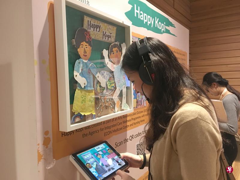 “Happy Kopi”是其中一个收录在快乐艺术教材内的活动。年长者只须下载特定的应用,便能为自己所制作的木偶配音,让它们能更活灵活现地出现在众人的眼前。(黎远漪摄) “Happy Kopi”是其中一个收录在快乐艺术教材内的活动。年长者只须下载特定的应用,便能为自己所制作的木偶配音,让它们能更活灵活现地出现在众人的眼前。(黎远漪摄)