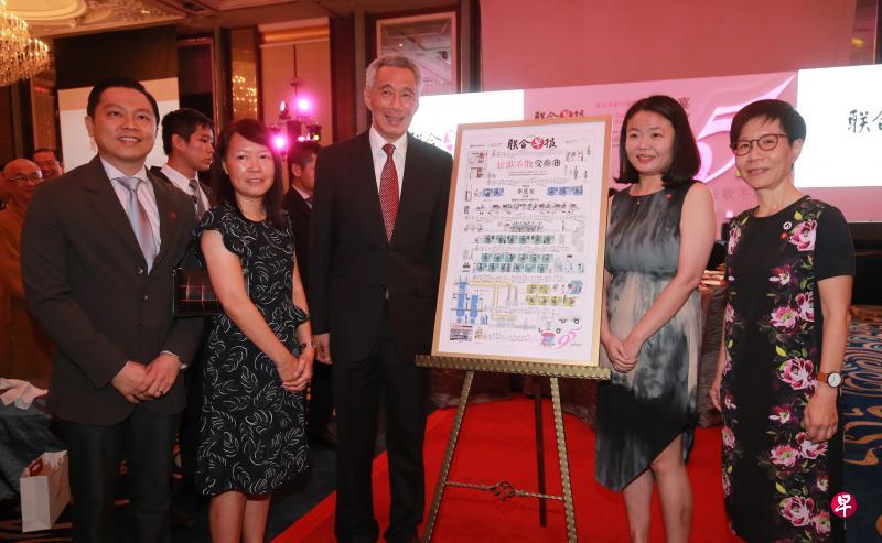李显龙总理(中)昨晚在晚宴场边与新加坡报业控股华文媒体集团新闻中心副总编辑吴新慧(右起)、新闻中心采访副主任杨萌、《联合早报》副总编辑郭思满和早报视觉部主任陈聪明,在昨天出版的早报95周年纪念特刊版面旁留影。(唐家鸿摄) 李显龙总理(中)昨晚在晚宴场边与新加坡报业控股华文媒体集团新闻中心副总编辑吴新慧(右起)、新闻中心采访副主任杨萌、《联合早报》副总编辑郭思满和早报视觉部主任陈聪明,在昨天出版的早报95周年纪念特刊版面旁留影。(唐家鸿摄)
