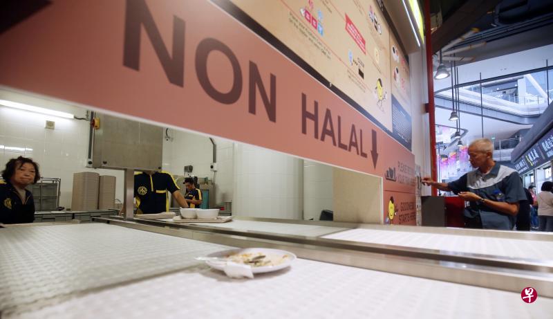 在小贩中心推出中央碗盘清理系统的目的之一是希望替摊主分担工作,让他们能更专注准备食物和服务顾客。(谢智扬摄) 在小贩中心推出中央碗盘清理系统的目的之一是希望替摊主分担工作,让他们能更专注准备食物和服务顾客。(谢智扬摄)