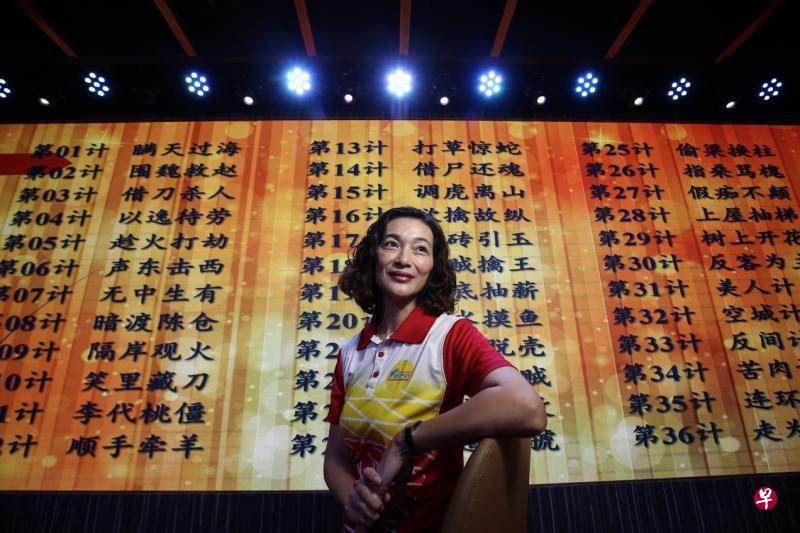 范晓蓉在发布会上表演,示范了超强的记忆力。她将孙子兵法36计倒背如流,让所有人为之惊叹。(叶振忠摄) 范晓蓉在发布会上表演,示范了超强的记忆力。她将孙子兵法36计倒背如流,让所有人为之惊叹。(叶振忠摄)