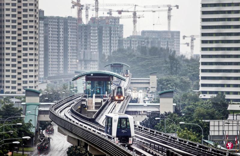 榜鹅轻轨西环线改成双向运行后,不仅能舒缓拥挤情况,还能让乘客更快抵达终点。(谢智扬摄) 榜鹅轻轨西环线改成双向运行后,不仅能舒缓拥挤情况,还能让乘客更快抵达终点。(谢智扬摄)