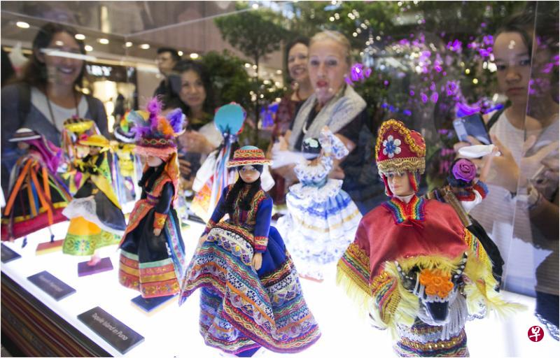 百利宫1楼大厅设有展区,向公众展示10个拉丁美洲国家的传统服饰。(熊俊华摄) 百利宫1楼大厅设有展区,向公众展示10个拉丁美洲国家的传统服饰。(熊俊华摄)