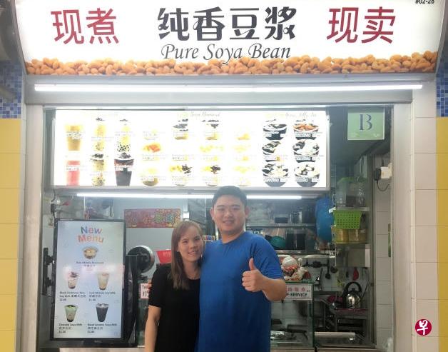 陈得胜与太太一同在小贩中心打拼。（林艺君摄）
