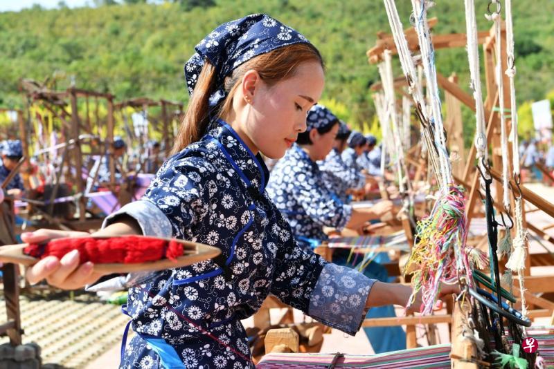 四匹缯布由多种颜色的经纬线编织而成。(中新社) 四匹缯布由多种颜色的经纬线编织而成。(中新社)
