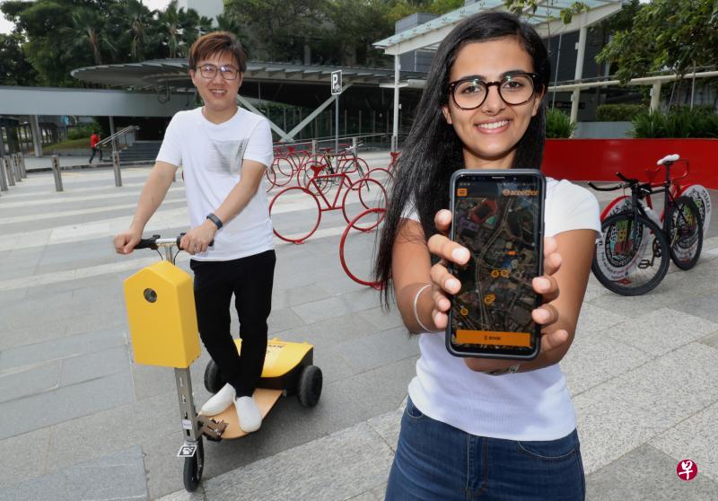 Scootbee在纬壹科技城展开半年试验,让选定用户免费试用具无人驾驶功能的共享电动踏板车。Scootbee技术经理符广威(左一)和营运经理贾斯敏在示范如何使用这款随传随到的个人代步工具。(何炳耀摄) Scootbee在纬壹科技城展开半年试验,让选定用户免费试用具无人驾驶功能的共享电动踏板车。Scootbee技术经理符广威(左一)和营运经理贾斯敏在示范如何使用这款随传随到的个人代步工具。(何炳耀摄)