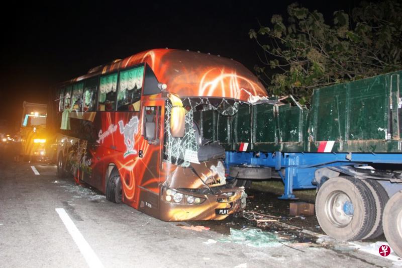 一辆从吉隆坡开往新加坡的长途巴士昨天凌晨在南北大道发生车祸,造成三死14伤,死者包括一名新加坡永久居民,伤者则有七名新加坡人。(中国报) 一辆从吉隆坡开往新加坡的长途巴士昨天凌晨在南北大道发生车祸,造成三死14伤,死者包括一名新加坡永久居民,伤者则有七名新加坡人。(中国报)