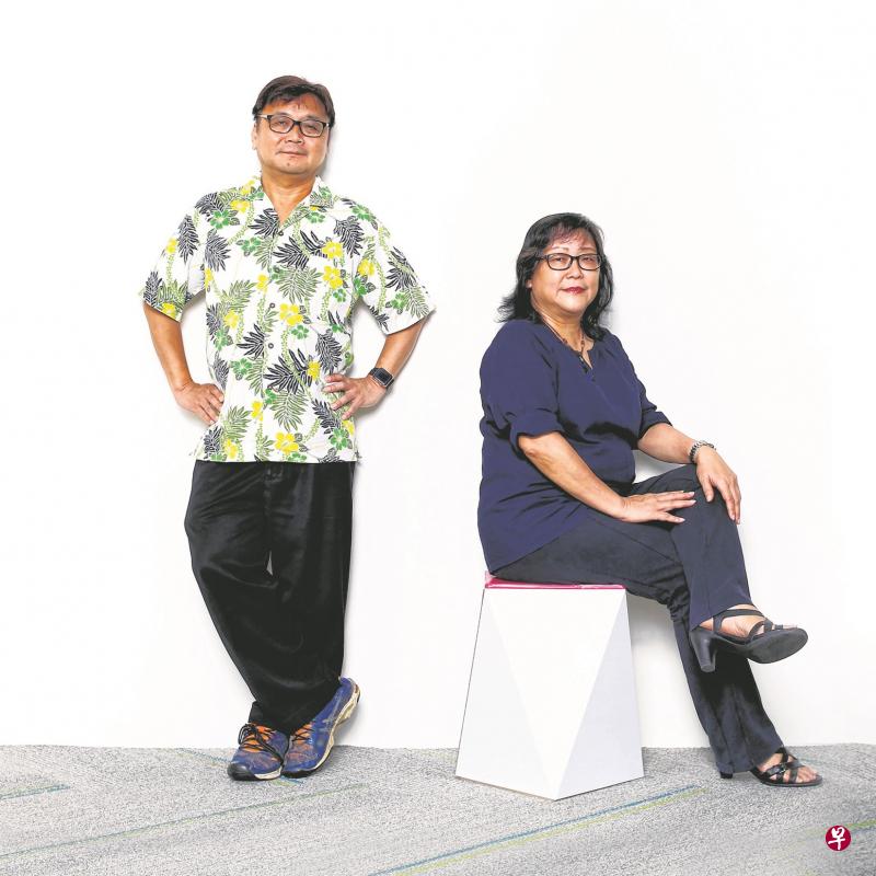 寻墓人吴安全(左)与文化历史线记者谢燕燕的合照。(萧紫薇摄) 寻墓人吴安全(左)与文化历史线记者谢燕燕的合照。(萧紫薇摄)