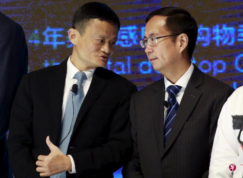 阿里巴巴创始人马云(左)将在一年后将集团董事局主席职位,交给现任首席执行官张勇(右)。(路透社) 阿里巴巴创始人马云(左)将在一年后将集团董事局主席职位,交给现任首席执行官张勇(右)。(路透社)