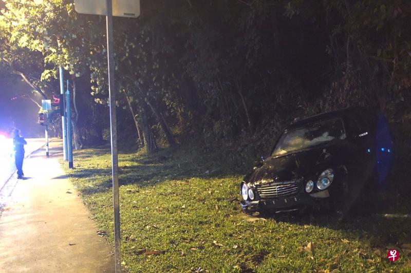 警方事发后到场调查,司机过后被 送往中央医院接受治疗。(黄志发摄) 警方事发后到场调查,司机过后被 送往中央医院接受治疗。(黄志发摄)