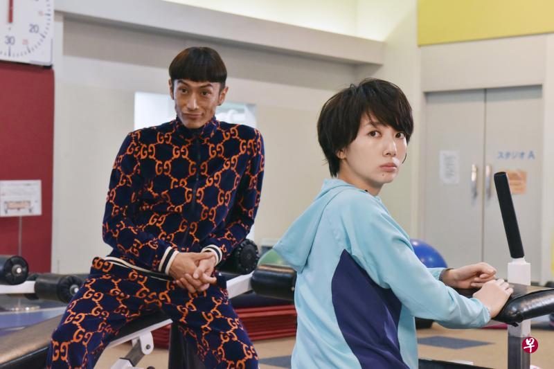 波瑠(右)在剧中饰演编辑,被主编伊势谷友介要求在半年内结婚,并撰文写出婚介的亲身经历。(GEM频道提供) 波瑠(右)在剧中饰演编辑,被主编伊势谷友介要求在半年内结婚,并撰文写出婚介的亲身经历。(GEM频道提供)