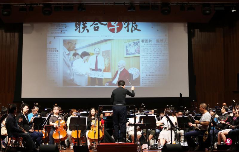 新加坡华乐团的乐手昨天在音乐总监叶聪(背对镜头)的指挥下,配合投影进行了首次排练。(叶振忠摄) 新加坡华乐团的乐手昨天在音乐总监叶聪(背对镜头)的指挥下,配合投影进行了首次排练。(叶振忠摄)