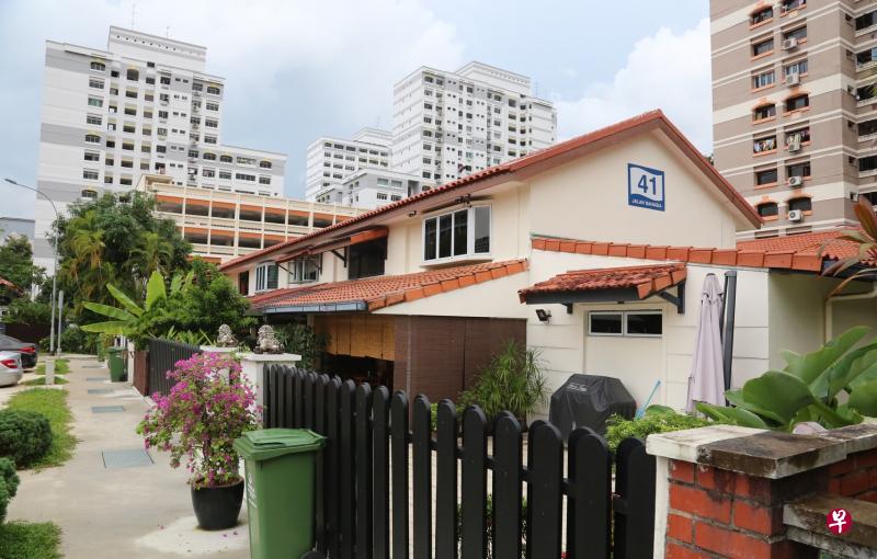 惹兰峇合宜亚第41座的一间三房式“有地组屋”以118万5000元转售,相信是本地迄今最贵的转售组屋交易。(庄耿闻摄) 惹兰峇合宜亚第41座的一间三房式“有地组屋”以118万5000元转售,相信是本地迄今最贵的转售组屋交易。(庄耿闻摄)