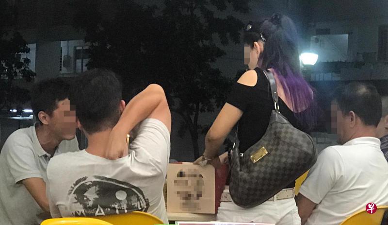女郎被拍到,向一桌桌食客推销膏药贴。(读者提供) 女郎被拍到,向一桌桌食客推销膏药贴。(读者提供)