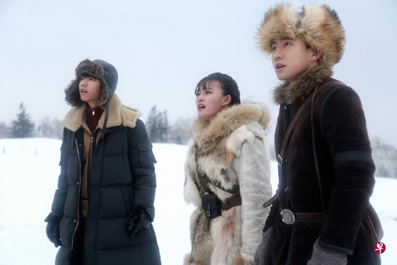 王俊凯(左起)与文淇及郑好饰演的姐弟一起赴东北雪原找药。(互联网) 王俊凯(左起)与文淇及郑好饰演的姐弟一起赴东北雪原找药。(互联网)