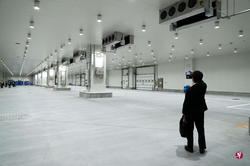 日本东京丰洲鱼巿场下月11日正式启用,并在今天举行了开幕剪彩仪式。(法新社) 日本东京丰洲鱼巿场下月11日正式启用,并在今天举行了开幕剪彩仪式。(法新社)