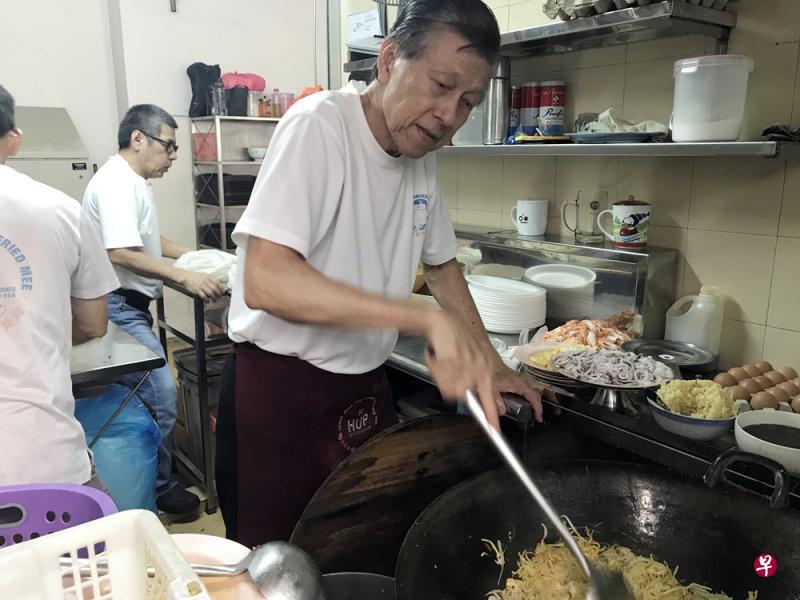 71岁的摊主黄福华如今仍亲自掌勺。(刘柳摄) 71岁的摊主黄福华如今仍亲自掌勺。(刘柳摄)