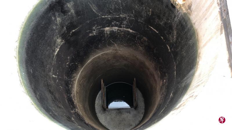 民防封井方式包括往井内填入花岗岩片,以及用混凝土覆盖井口。(民防部队提供) 民防封井方式包括往井内填入花岗岩片,以及用混凝土覆盖井口。(民防部队提供)