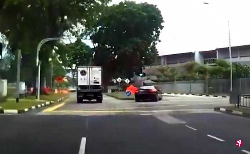 网上视频显示,玛莎拉蒂轿车为超车,闯过路堤高速逆向行驶。司机事后因危险驾驶被捕。(取自面簿) 网上视频显示,玛莎拉蒂轿车为超车,闯过路堤高速逆向行驶。司机事后因危险驾驶被捕。(取自面簿)