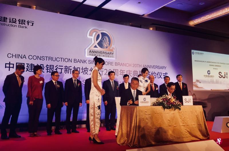 中国建设银行昨天同多家机构签署合作备忘录,加强在资本市场、人才培养、私人银行和绿色信贷等领域的合作。(陈婧摄) 中国建设银行昨天同多家机构签署合作备忘录,加强在资本市场、人才培养、私人银行和绿色信贷等领域的合作。(陈婧摄)