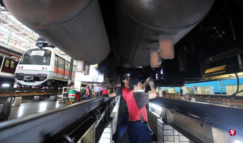 SMRT的19列第二代列车是由德国西门子制造,于1996年投入运作,列车设计寿命约30年。(档案照片) SMRT的19列第二代列车是由德国西门子制造,于1996年投入运作,列车设计寿命约30年。(档案照片)