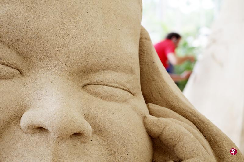 这个作品只看局部的话,会让人以为是一尊笑佛。 这个作品只看局部的话,会让人以为是一尊笑佛。