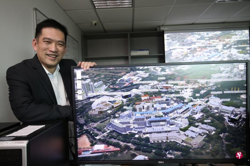 新加坡国立大学工业系统工程与管理系主任林良才教授,展示国大团队在虚拟平台上“复制”整个国大校园的成果,一个人若要去校园特定地点就能通过非常清晰的三维视角找到所在位置。(叶振忠摄) 新加坡国立大学工业系统工程与管理系主任林良才教授,展示国大团队在虚拟平台上“复制”整个国大校园的成果,一个人若要去校园特定地点就能通过非常清晰的三维视角找到所在位置。(叶振忠摄)