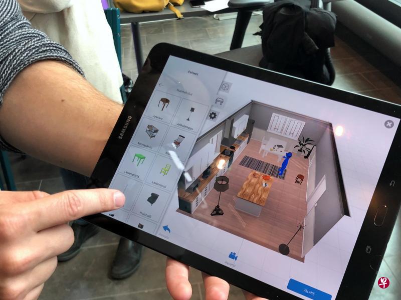 职能治疗师通过应用选择不同场景,训练病患辨认沙发等物品。(蔡欣颖摄) 职能治疗师通过应用选择不同场景,训练病患辨认沙发等物品。(蔡欣颖摄)