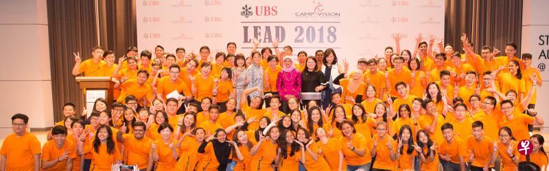 参与课程的100名学生拿到结业证书,与身穿红衣的哈莉玛总统合影。(瑞银提供) 参与课程的100名学生拿到结业证书,与身穿红衣的哈莉玛总统合影。(瑞银提供)