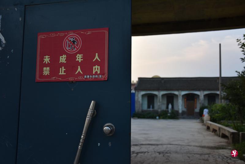 中国地下天主教徒经历多年官方压制,对中梵可能达成的协议感到不满。图为河南庞寨一座天主教堂门外张贴着当地政府的告示,严令禁止未成年人进入。(法新社) 中国地下天主教徒经历多年官方压制,对中梵可能达成的协议感到不满。图为河南庞寨一座天主教堂门外张贴着当地政府的告示,严令禁止未成年人进入。(法新社)