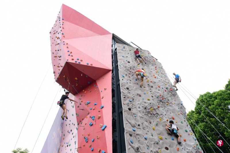 已故商界名人范佑安博士的善心捐助,让设有攀岩设施的儿童城探险塔得以建成。范佑安的女儿是现任国家福利理事会会长范秀平。(陈佳誉摄) 已故商界名人范佑安博士的善心捐助,让设有攀岩设施的儿童城探险塔得以建成。范佑安的女儿是现任国家福利理事会会长范秀平。(陈佳誉摄)